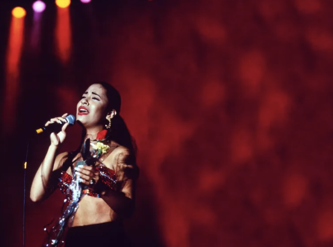 Here, L’OFFICIEL takes a look back at late singer Selena Quintanilla’s sparkling style and onstage ensembles #SELENA #SINGER #FASHION: https://t.co/EztkrvHqdt https://t.co/3GhswU59jQ