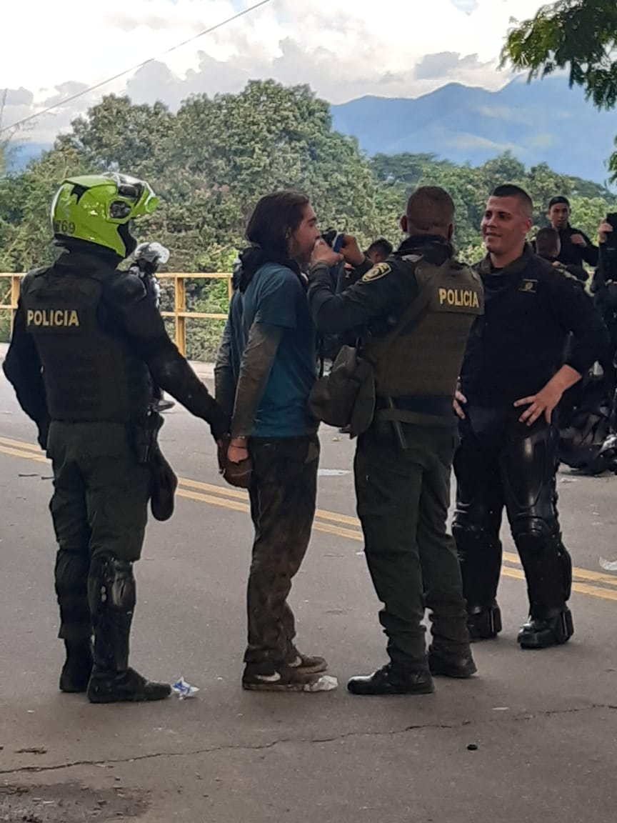 ConpazCol_'s tweet image. ⚠️#Neiva Reportan que hoy 3 de mayo a las 5:30 pm, policías sin uniforme subieron a MIGUEL ÁNGEL VALLES estudiante de @USCOoficial, en una camioneta blanca, placa OLN714. Afirmaron le conducirían desde el puente del rio Magdalena al comando de policía Huila de Palermo.