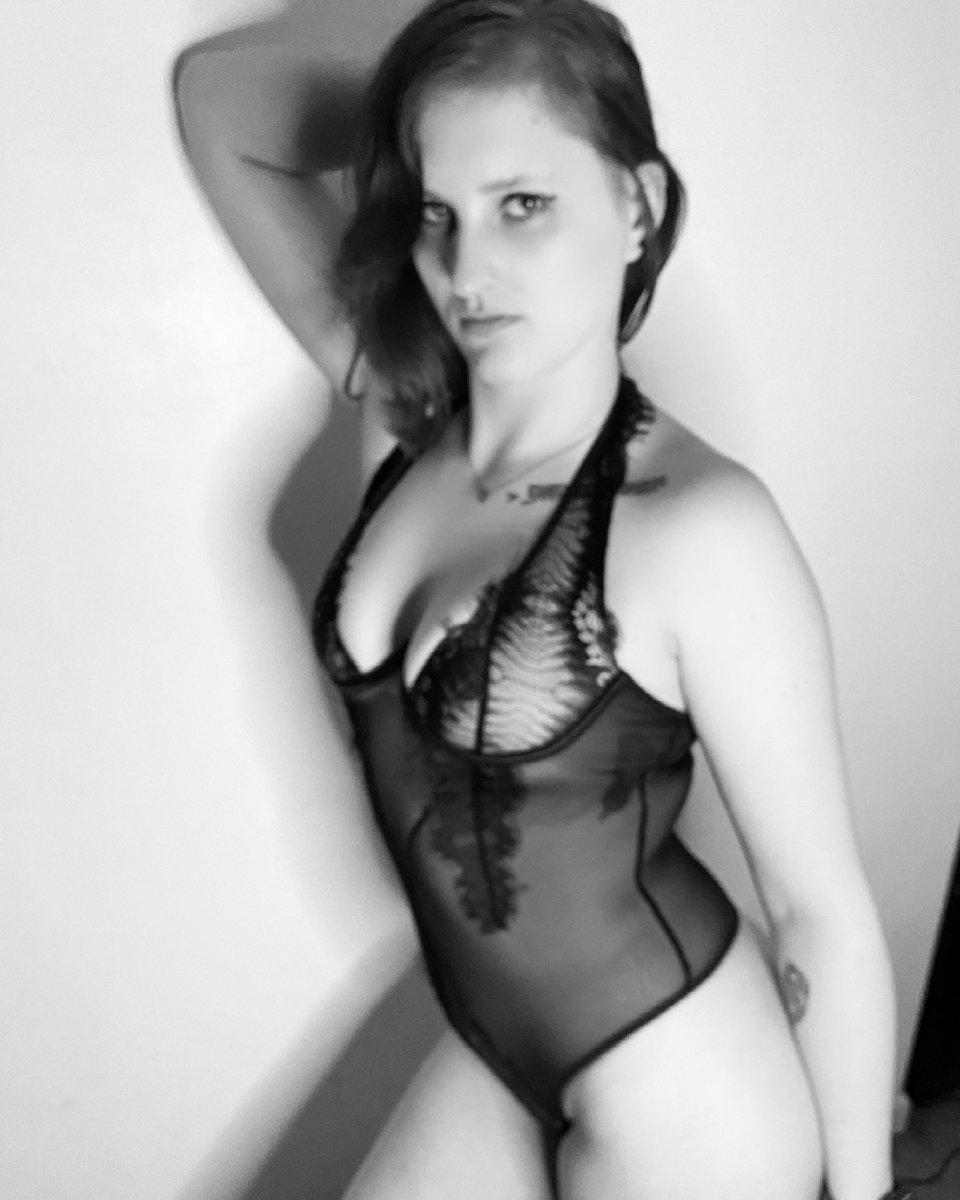 WildfireChase's tweet photo. Feelin’ myself lately 🖤🖤🖤😈

#redhead #RedHeadsAreBeautiful #redhair #rave #ravegirl #ravebabe #LingerieBeauty #lingerieset #raveoutfit #allnatural #CurvyWomenAreBeautiful #curvy #curvygirlfever #edmlovers #stoner #stonerchick #stonergirl #420daily #curvymodel https://t.co/qloT3xNyHb