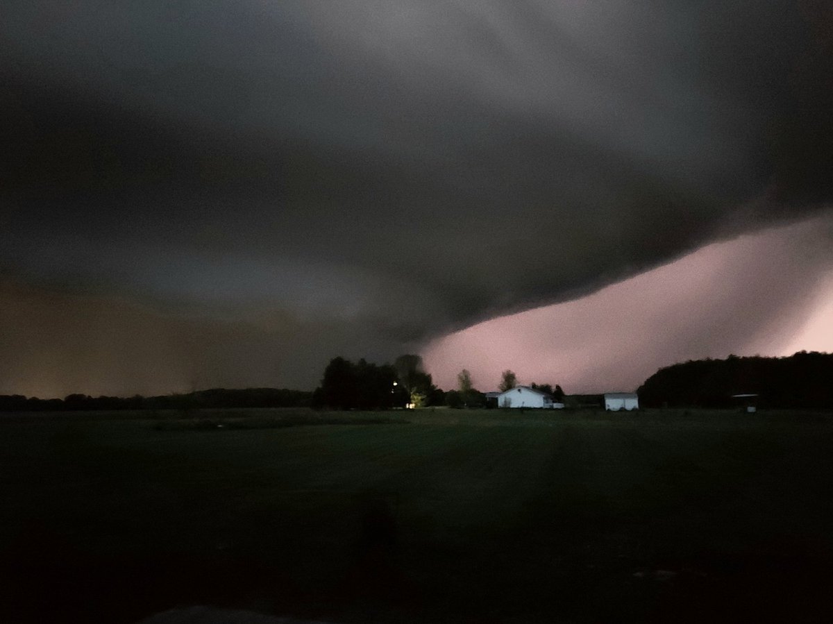 Wicked looking shot of a possible wet microburst that prompted a tornado warning in downstate Lerna, IL. Picture courtesy of my good friend Chris Nelson. #ilwx #Weather <a href="/NWSLincolnIL/">NWS Lincoln IL</a> <a href="/NWSChicago/">NWS Chicago</a>