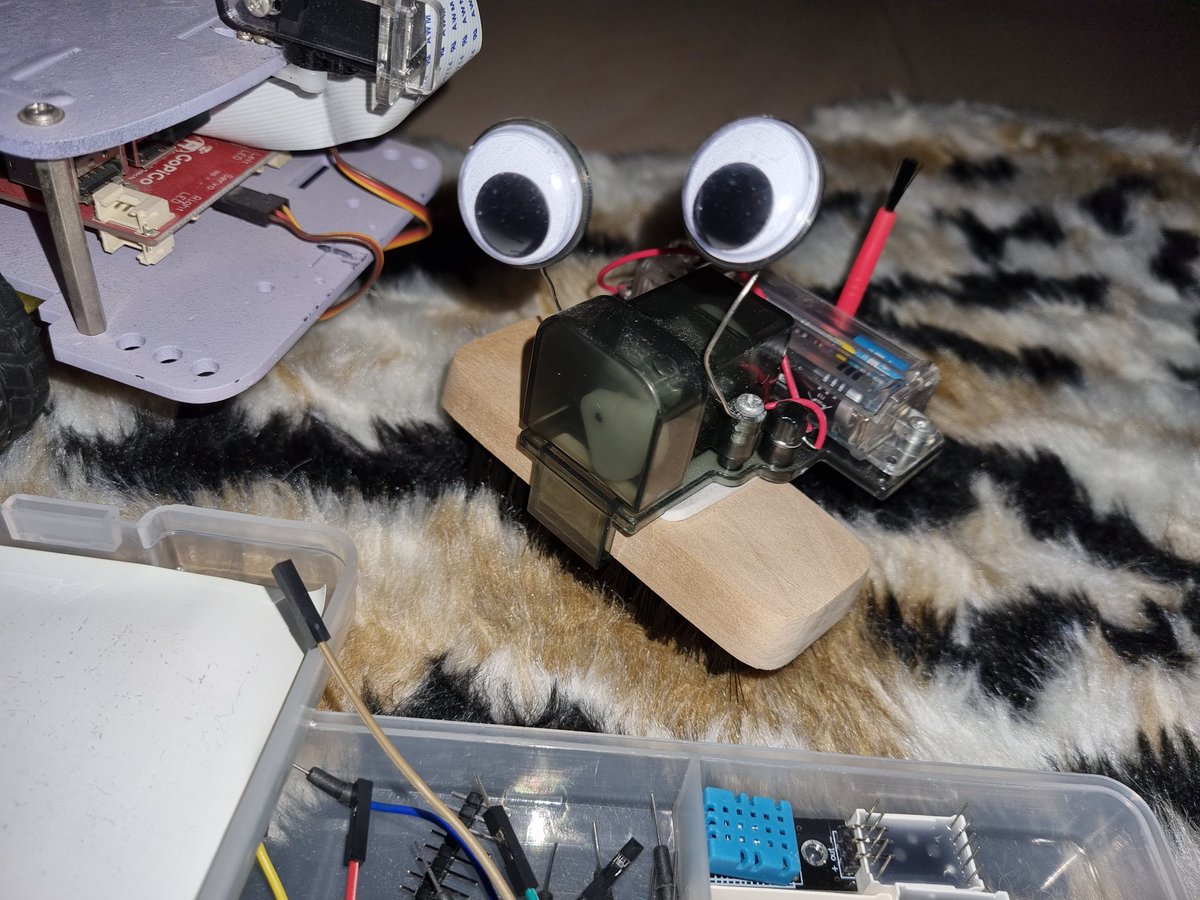 MayAlhajri2's tweet image. Working on new things 😏
#arduinorobot 
#raspberrypi 
#Arduino 
#Robotics 
#Robots