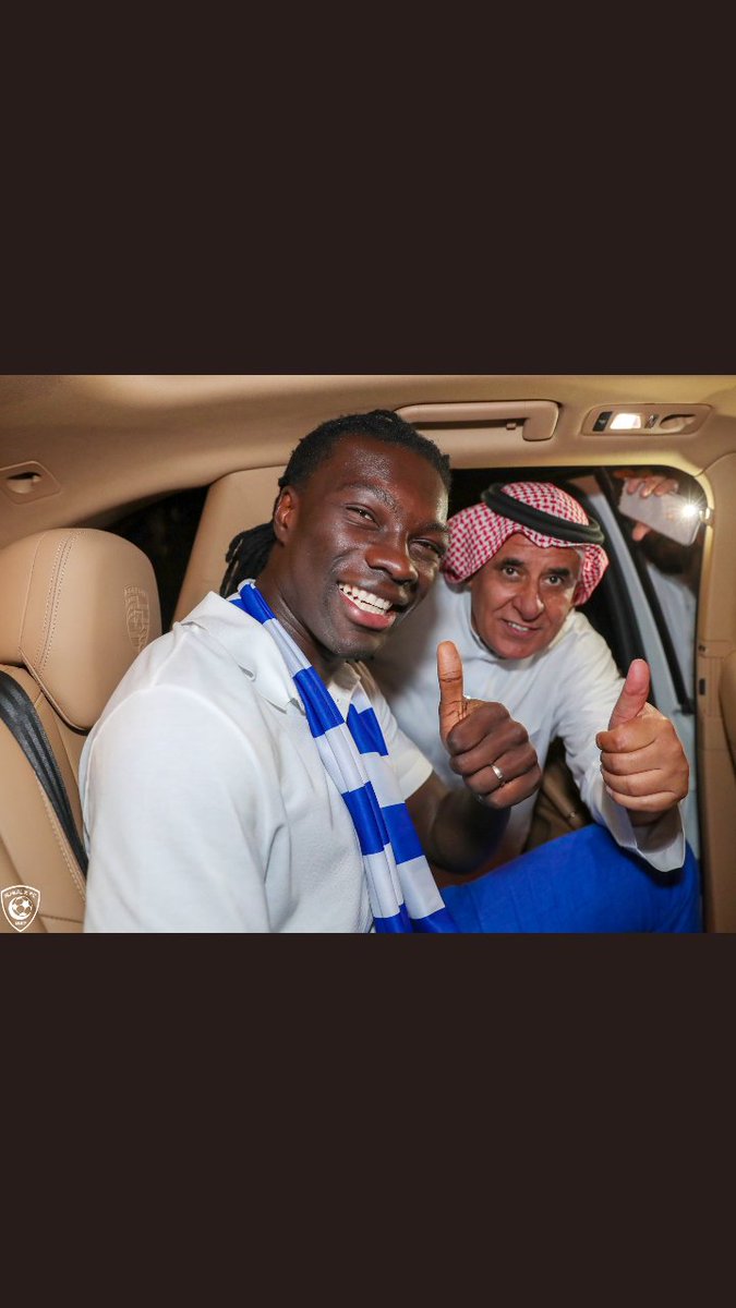 ياليت من اعضاء الشرف مثل مااجتمعو أمس باادارة ابن نافل يفهمونه ويركدونه !! قبل لايتهور ويلغي عقد غوميز!!بعد التفاهم وقرب التعاقد مع موسى مايقا .غوميز هداف من طراز رفيع وعاشق للكيان الهلالي والسعودي !هو يمر فقط في فترة دروب مثله مثل باقي لاعبين الفريق! وياليت يكون موسى داعم لغوميز