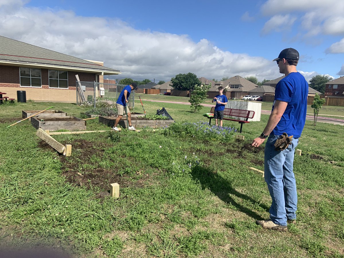 Steadham_Eagles's tweet photo. One of our community partners, Crossroads Church, kicked off Teacher Appreciation Week off with a bang. They worked on our garden, playground and chalked out wonderful designs with messages for our teachers! @blessed35 @jrhobb01 @ValSpears4 https://t.co/J558OI48hh