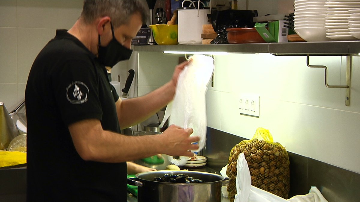 .<a href="/TastaGracia/">Tasta Gràcia</a> recupera els sabors locals graciencs.
L’històric local del Torrent de l’Olla ha tornat a aixecar la persiana reconvertit en la proposta gastronòmica de Sergi Font. El plat estrella: l'ensalada russa La Filomena, un plat de fa 20 anys. 
Avui a #btvnotícies73 #Gràcia