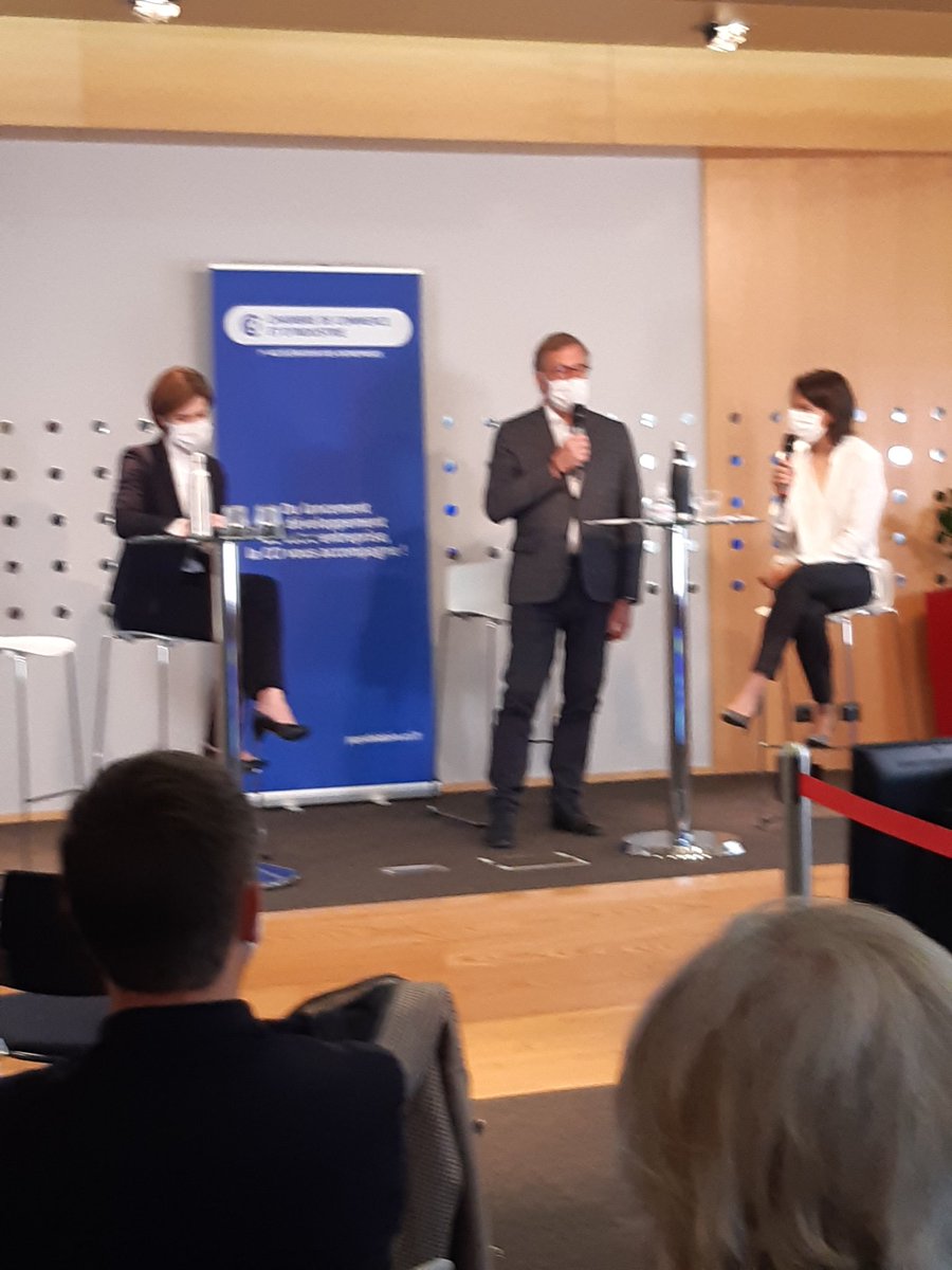 ccipdl's tweet image. [#SemaineUE2021]Ce matin 2 tables rondes consacrées à l&apos;#Europe. Intro par @JF_Gendron pdt @ccipdl et présentation 1ere table ronde &quot;Soutiens financiers aux entreprises&quot; par @LancePerrin
