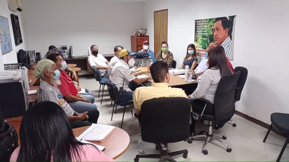 #ÚltimaHora || Nuestra ministra Comunera @NorisHerrerar realizó reunión con Directiva de @Cordagro y su presidente  @yoellugo29psuv , ente adscrito al @Mp_Comunas. Allí recibió el balance de las tareas concretadas. #EnComunasSiPodemos
#CordagroPotenciaVenezuela 
@NicolasMaduro