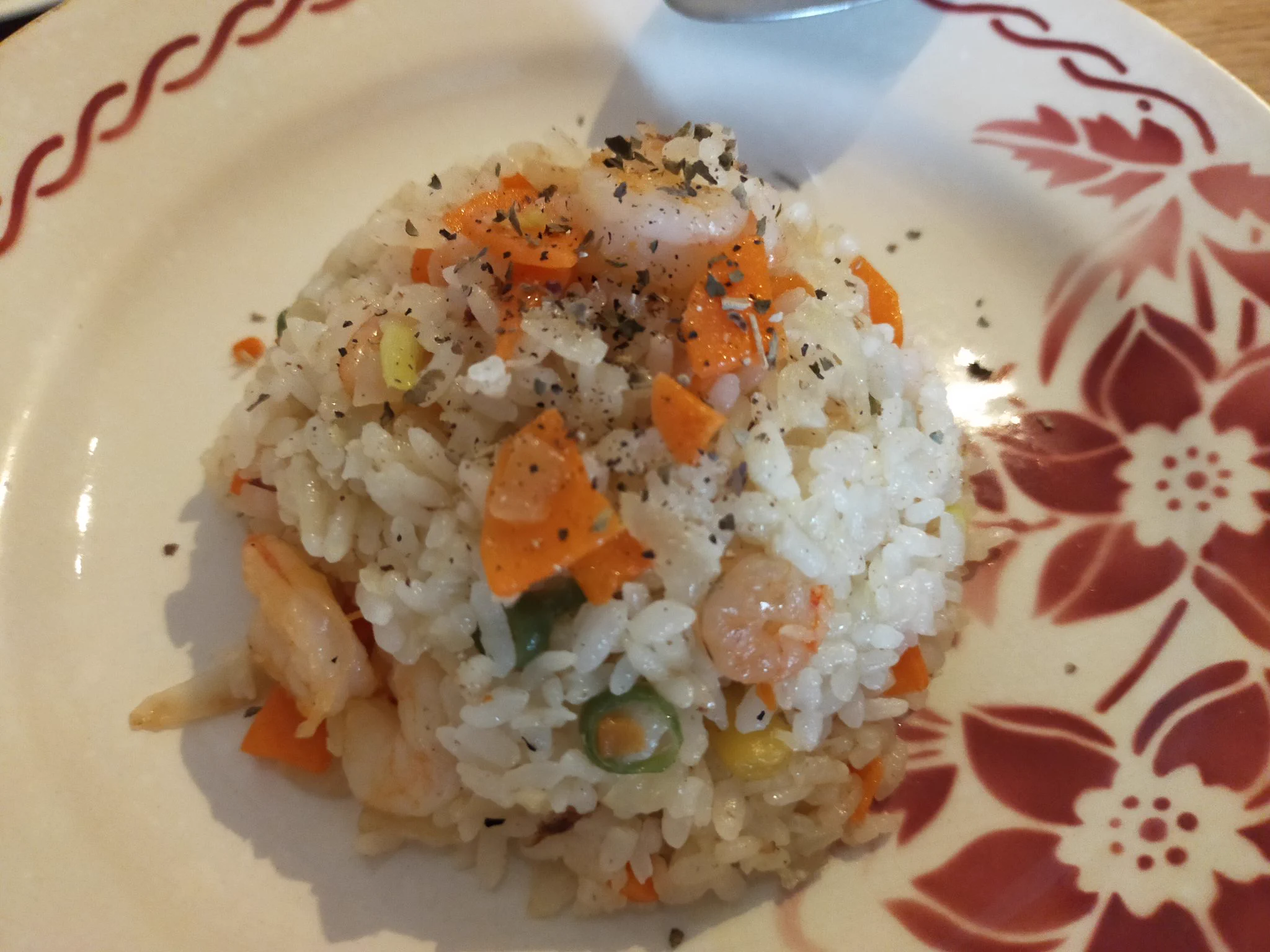 わが家の昼飯がエビピラフになりました(タマゴないけど)  