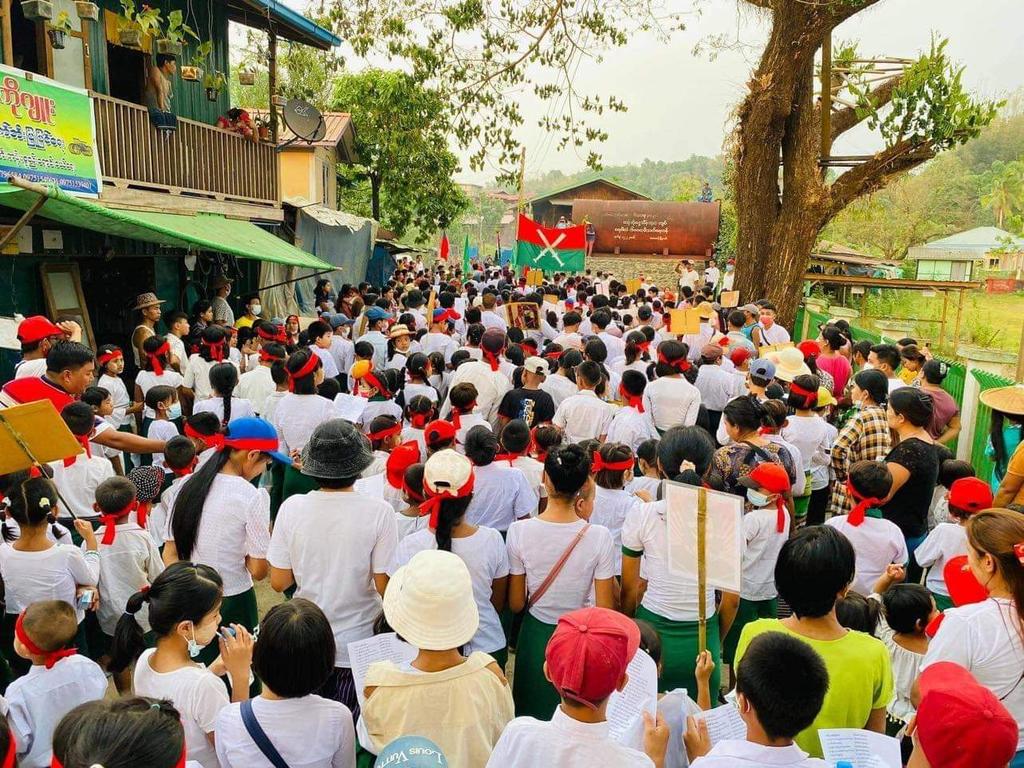 heungburma's tweet photo. Hpakant, May 04

Thousands of teachers, students and civilians joined together to boycott military slavery education system and support for @NUGMyanmar civilian government on May 4 in Jade mining city-Hpakant.

#May4Coup
#WhatsHappeningInMyanmar https://t.co/WvCDJAroA6