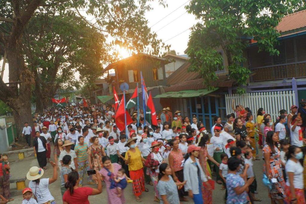 heungburma's tweet photo. Hpakant, May 04

Thousands of teachers, students and civilians joined together to boycott military slavery education system and support for @NUGMyanmar civilian government on May 4 in Jade mining city-Hpakant.

#May4Coup
#WhatsHappeningInMyanmar https://t.co/GgHhYPh02R