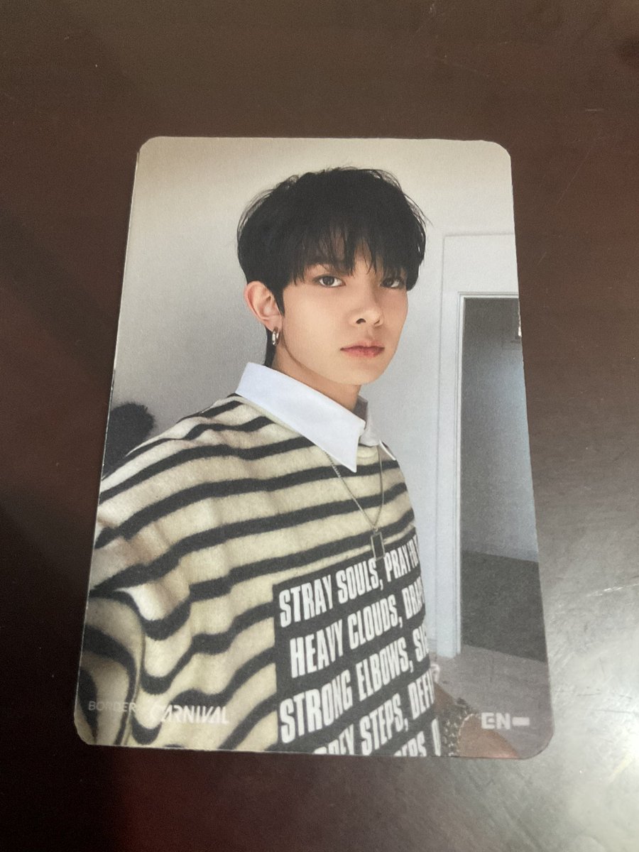marvelousJK's tweet image. i turned heeseung’s selca a to luckydraw pc #brokeproblems
