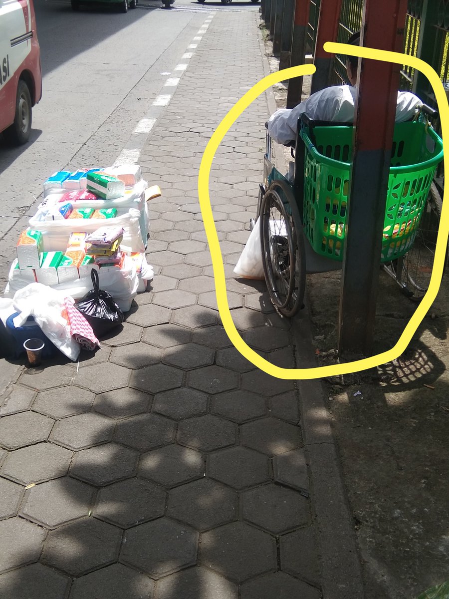 mitami22's tweet image. Guys kalo nanti ada yg lewatin stasiun kircon Bdg boleh mampir beli tissue bpknya ya murah 10k aja bapaknya bageur pisan 😭 Yuk bantu dilarisin guys💚🙏