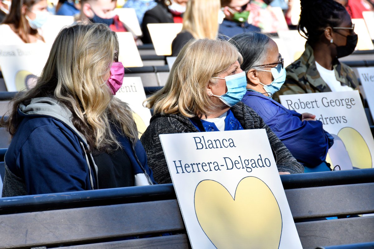 On COVID Remembrance Day, we grieved in solidarity.
📷: Julie@masktogetheramerica on IG &amp; FB
<a href="/QueensCovid/">QueensCovidRemembranceDay</a> 
<a href="/focv_/">Faces of Covid Victims</a> 
<a href="/readingswan/">Pamela Addison 💛🦋💛</a>
@ShaneDPeoples 
<a href="/beckyandgianna/">BeckyAnciraRobertson</a> 
#masktogetheramerica