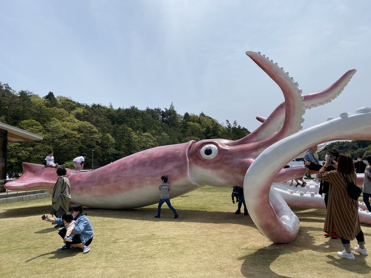 イカしている この時期にイカがなものか 石川県能登町が新型コロナウイルス対策の交付金で作った巨大スルメイカのモニュメントに人が集まっていた Togetter