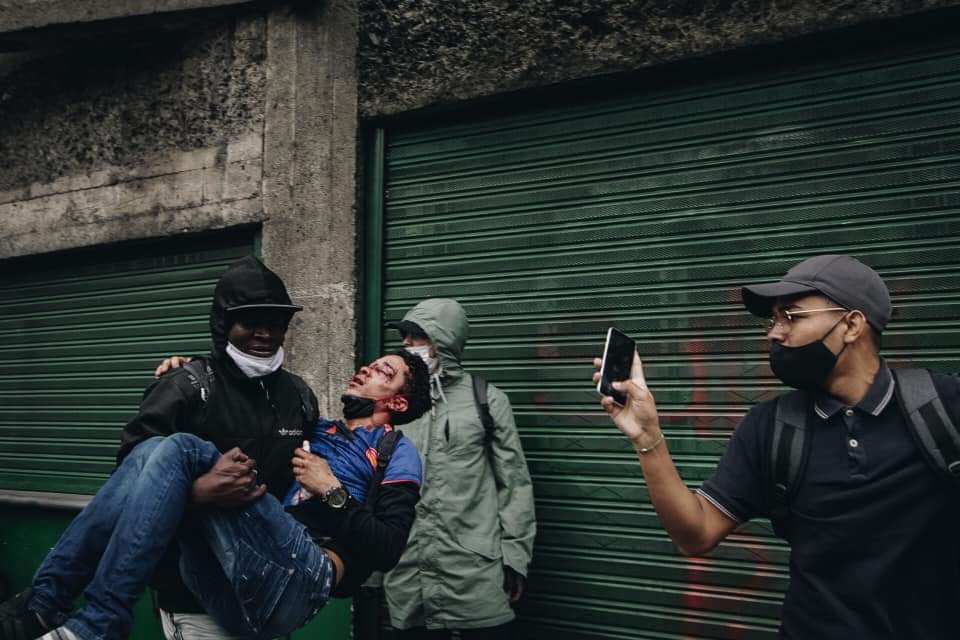 ceimdall's tweet photo. #SOSColombia #NosEstanMasacrando #ColombiaEnAlertaRoja #EstadoAsesino #ColombiaResiste por favor difundan y corran la voz, la fuerza pública nos está asesinando. AYUDA POR FAVOR!!! https://t.co/swwAr4ZUph