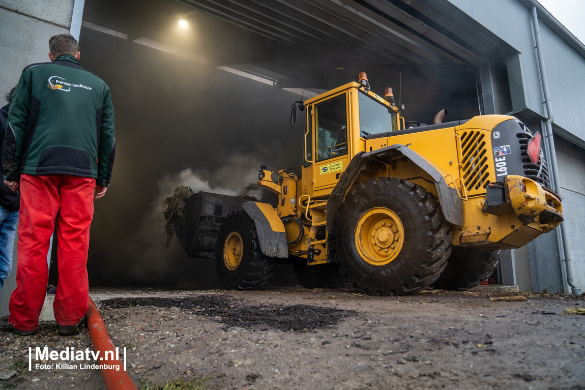 Een grote hoop met compost in een loods aan de Groeneweg in Nieuwe-Tonge heeft vanmorgen vlam gevat.