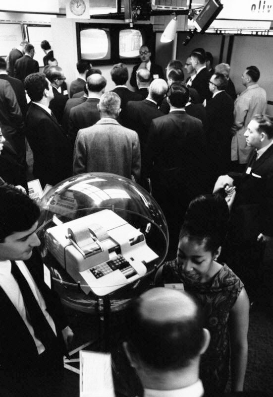 ArchOlivetti's tweet image. Protagonista dell'ultimo episodio degli #OlivettiDesignTalks, la #Olivetti #Programma101 è il primo PC al mondo 🥇🇮🇹

Un prodotto rivoluzionario che vi mostriamo nel 1964 a #NewYork, in uso presso la #NASA e con il team di sviluppo. Riconoscete Gastone? 😃

#StoriaDiInnovazione