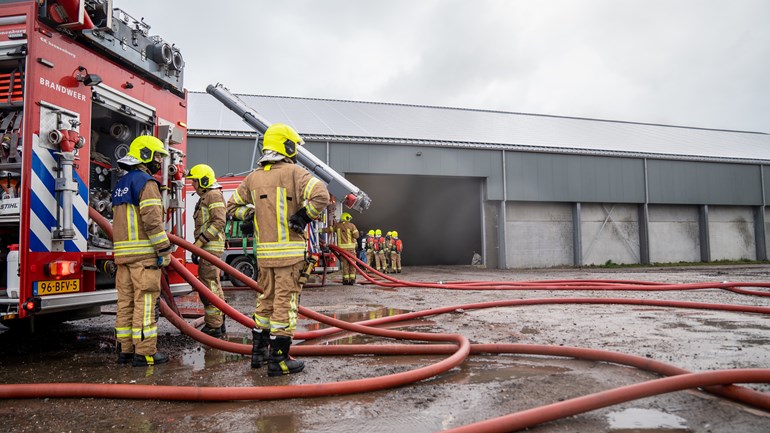 Grote loods vol compost in brand in Nieuwe-Tonge..