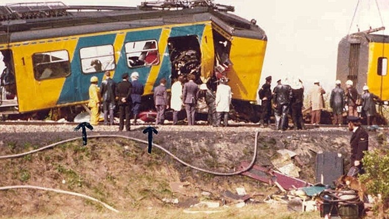 Op vier mei 1976 botsen twee treinen nabij station Schiedam frontaal op elkaar als gevolg van een menselijke fout.