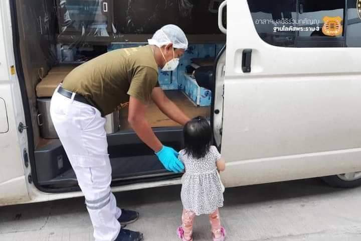 วันนี้น้องจะได้กลับบ้านแล้ว
คุณหมอและน้องเก่งมากคะ

ภาพน้องปีใหม่ 'เด็กหญิงวัย 2 ขวบ' 
ที่ติดโควิด-19 หลังจากทราบผล พี่ๆเจ้าหน้าที่กู้ภัยได้ มารับตัวน้อง รักษาจนหายดีแล้ว #โควิด19