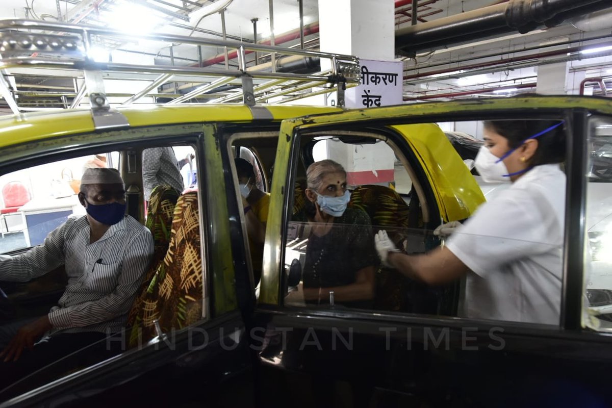 Mumbai's first drive-through vaccination centre began operations today at Kohinoor Parking Lot in Dadar. Pictures by @AnshumanPoyreka. Details by @Eeshanpriya here hindustantimes.com/cities/mumbai-…