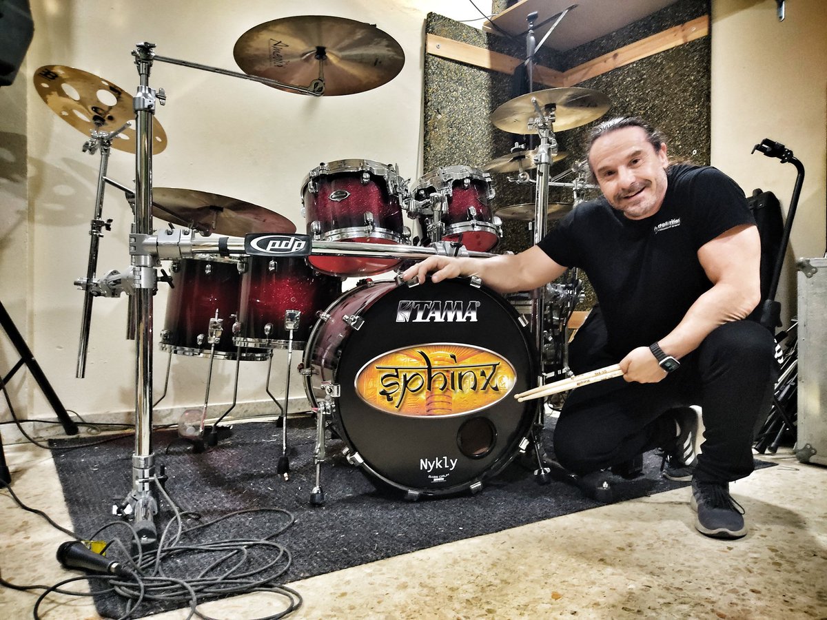 Nuestro compañero Nykly Pérez ya tiene lista su batería para dar caña en Sevilla en apenas 5 días. Aún quedan apenas media docena de entradas, corre ya!! entradium.com/events/sesphin…