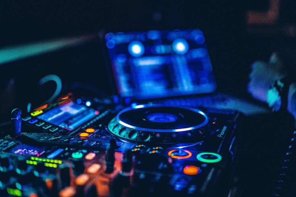 changingfacesrs's tweet photo. No rest for the wicked as they say 👀 So what DOES that say about you and us? 😮
...anyway we're on @CHILLLOVERRADIO with @ambdjuk 😅
👉 https://t.co/oMfABvzspm
Music incoming from #AllDis AND #BernardoMota from DVRST Collective boiiii ✨
#NYC #cfrs #ChillLoverRadio #NewYork https://t.co/PQL4jCIz3X