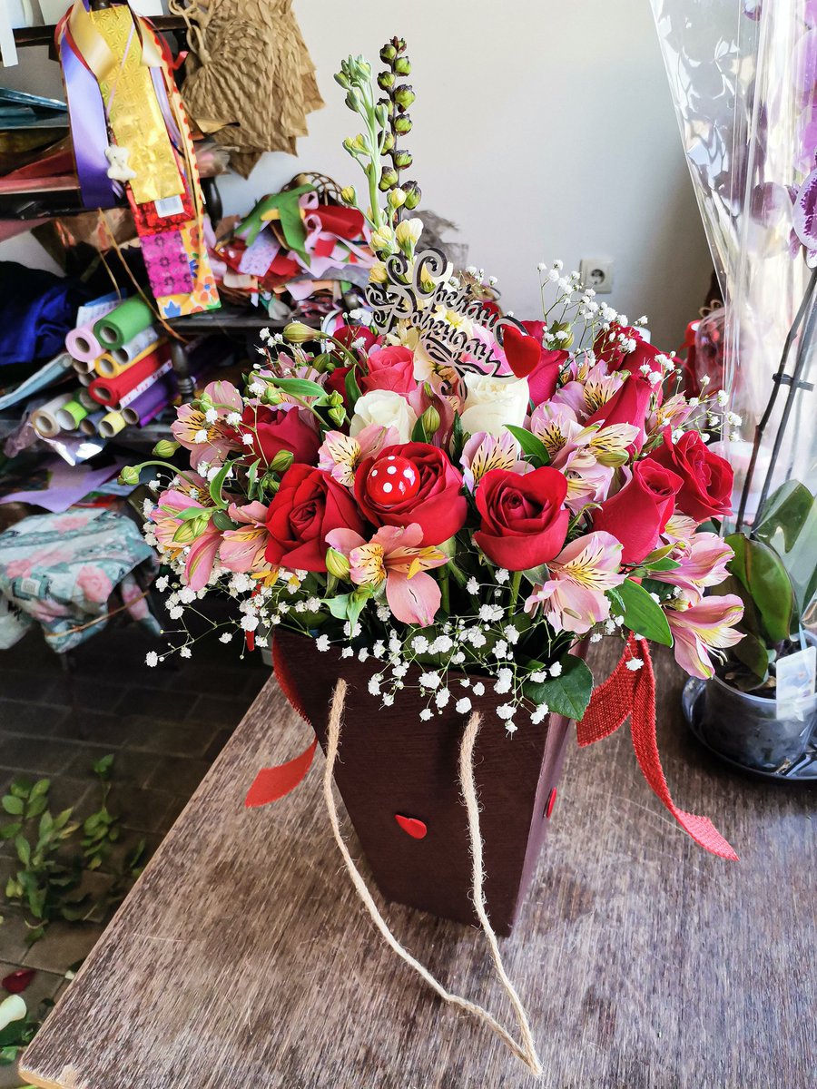 zare_entuzijast's tweet photo. #happy19thbirthday #birthdaygift #bigflowerbox #brownflowerbox #boxwithhandels #astromeria #roses #19roses #pinkastromeria #redroses #whiteroses https://t.co/IH1LZk6Mna
