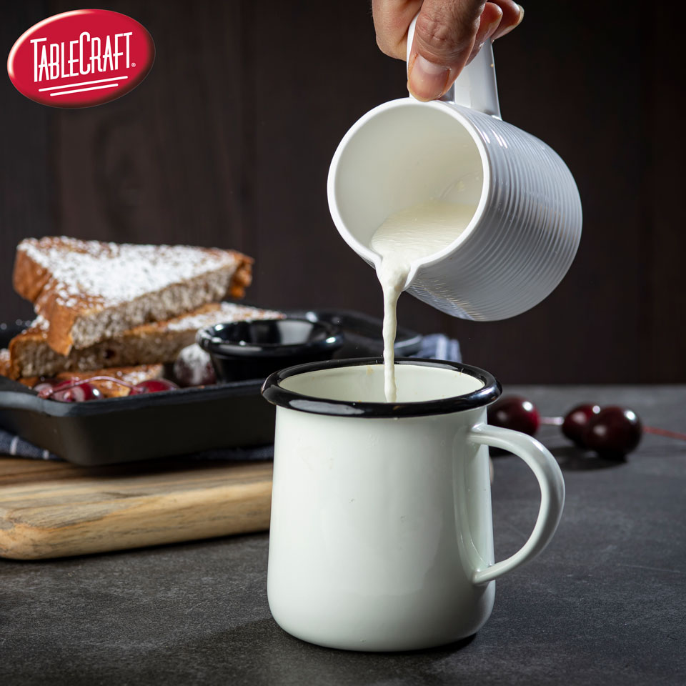 tablecraftEU's tweet image. Tuesday after the Bank Holiday calls for the BIG mug of coffee. With extra cream. 🙇‍♂️😴
Our 16oz enamel mug (80010) and Pulito Collection creamer (10414) is up to the task. 

#BacktoWork
#PulitoCollection
#EnamelwareMug
#MoreCoffee