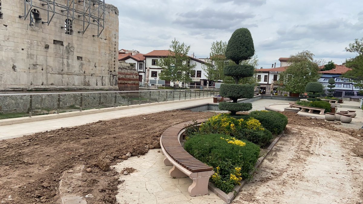 1️⃣HACI BAYRAM’DA HARKESİN ETRAFINA OTURUP DİNİ MÜZİK EŞLİĞİNDE RENKLİ SU HAREKETLERİ SEYRETTİĞİ 
HACIBAYRAM HAVUZUNDA FISKİYELER SÖKÜLDÜ,ŞİMDİ İÇİNE TOPRAK DOLDURUYORLAR.

GEREKÇE SU BUHARINDAN OGÜST TAPINAĞI ETKİLENİRMİŞ.

PEKİ KIŞ BOYUNCA YAĞMURDAN KARDAN NİYE ETKİLENMİYOR?