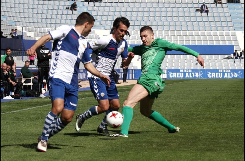 xandreu's tweet photo. Aquest dimarts a les 22.30h farem #LArlequinat a @TVSabadell amb @tiken10, #LucasViale i @angelcarceles2. La crònica del #SabadellRayo a càrrec de @victor_nahe. El món penyístic, nou capítol de la història amb 5-1 al #Terrassa i gol fantasma, la iniciativa de banderes al balcó... https://t.co/9w3vD9WnLy