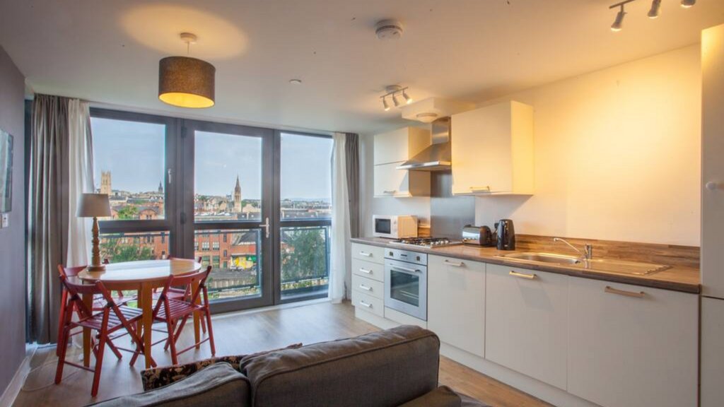 bnbhost's tweet image. We love it when tourists take time to get to know our Dear Green Place 

This cracking spot on Hill St has an average stay length of over seven days! With views like that, how could you not extend your break?

Find out more about Bnbhost today: buff.ly/3xGoinR 

#Glasgow