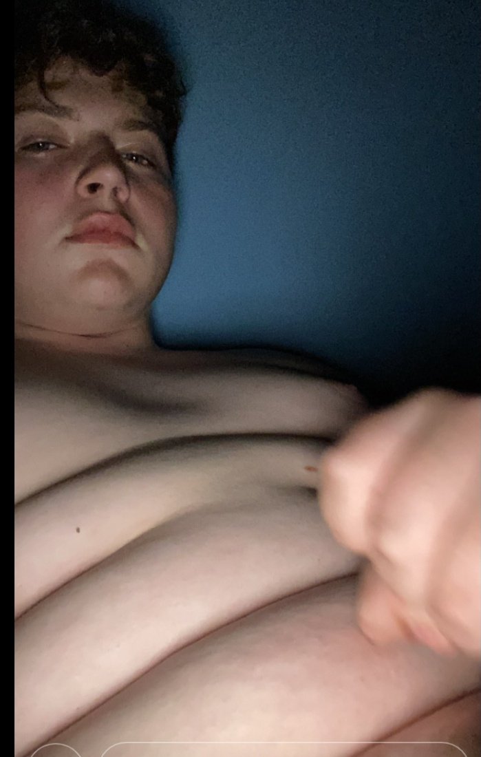 Chester36437282's tweet photo. Who wants to see his dick?? Dm me and retwweet https://t.co/e1tSkUYkml
