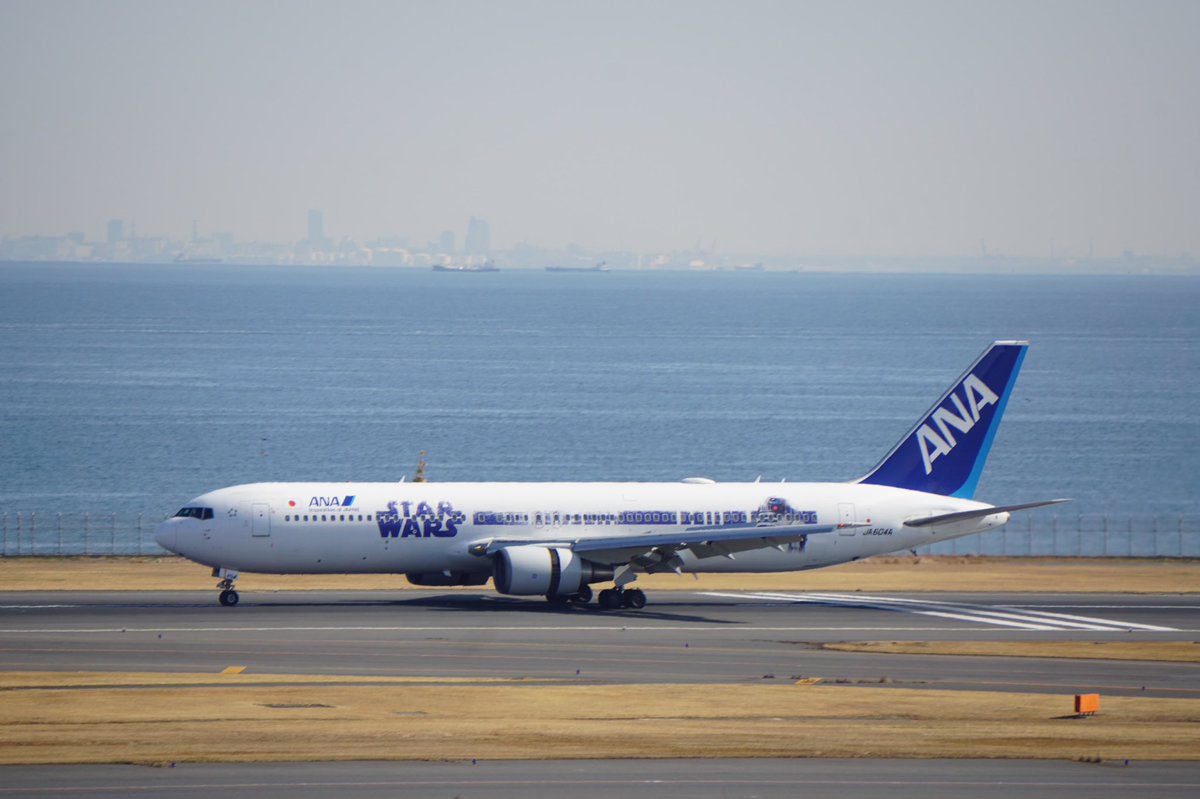 Thanks_QF747's tweet photo. 今日 #5月4日 はさらに #スターウォーズの日 !
ということで #ANA の #StarWars を!
#R2D2 に彼の親友の #C3PO !そして #BB8 と、どの塗装も特徴的!目立つ! #退役 してしまった #JA604A は僕の家で飛び続けます!
#StarWarsDay #飛行機好きと繋がりたい @FlyANA_official https://t.co/rjzp4tYCyG