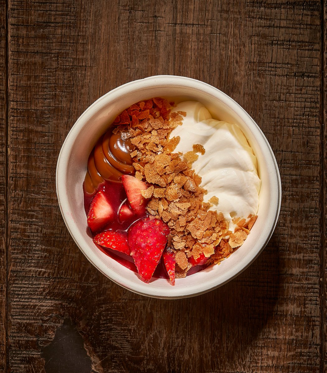 verdeliveryes's tweet photo. Unas deliciosas fresas en la parte superior, por debajo una tarta de queso con matices más dulces. Finalmente una base de galleta caramelizada, que mezclado todo armoniza los sabores.

Una vez que pruebas nuestra tarta de queso, querrás volver a pedirla una y otra vez...🤤 https://t.co/WIVNHEVS9h