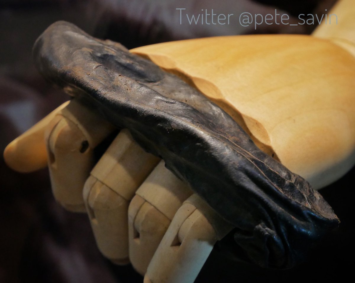PrehistoriaY's tweet photo. Hoy os dejamos los #caestus que poco tienen que ver con el reciente descubrimiento en #Vindolanda, donde aparecieron unos guantes de cuero para proteger los nudillos. El caestus era un protector de nudillos, pero de metal que generaba verdaderos destrozos a los contendientes. https://t.co/4F6Hjqa2pA