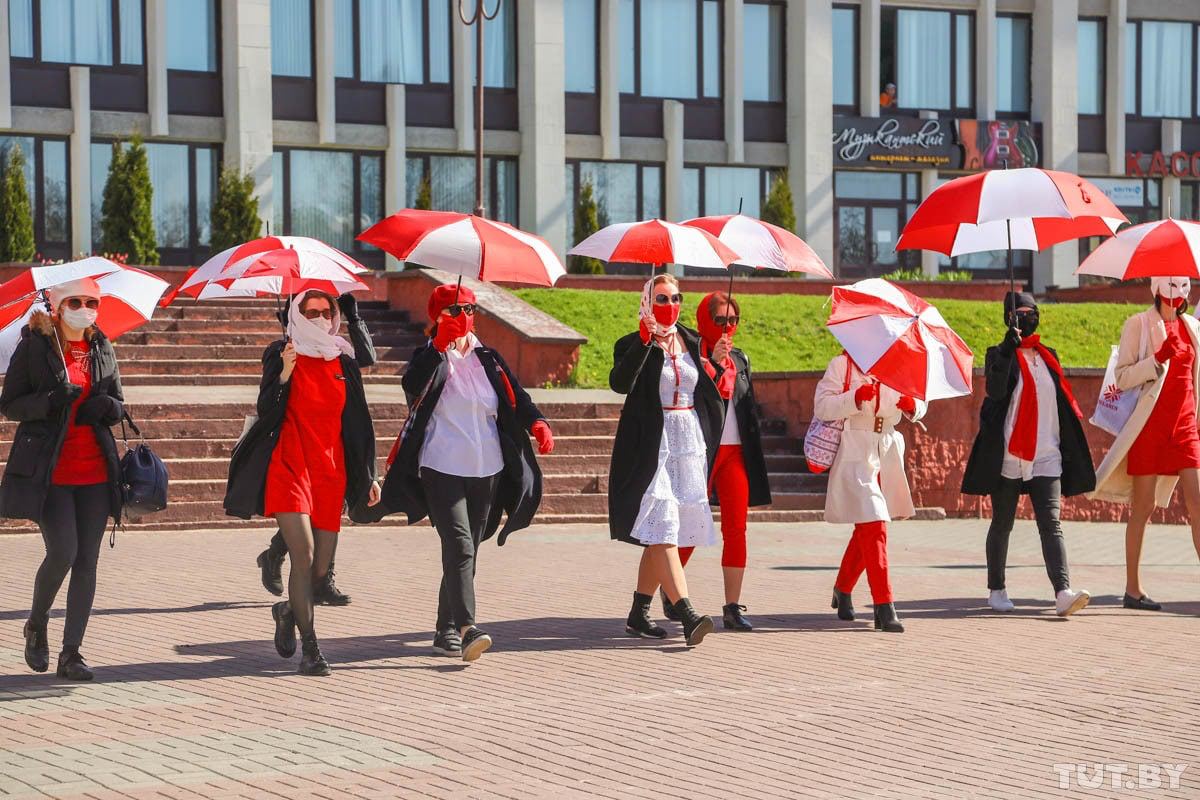 NowBelarus's tweet photo. Once again wonder women in ⚪️🔴⚪️ clothes marched in Minsk. Every single one of them is risking to end up in jail for wearing wrong colors #StandWithBelarus https://t.co/2H5N4kskYp