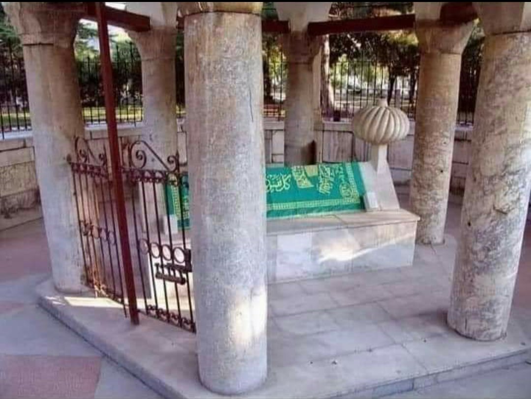 Bizim tam kapanmamız da Nasrettin hocanın türbesi gibi ! Üç tarafı açık,kapısı kilitli 😀