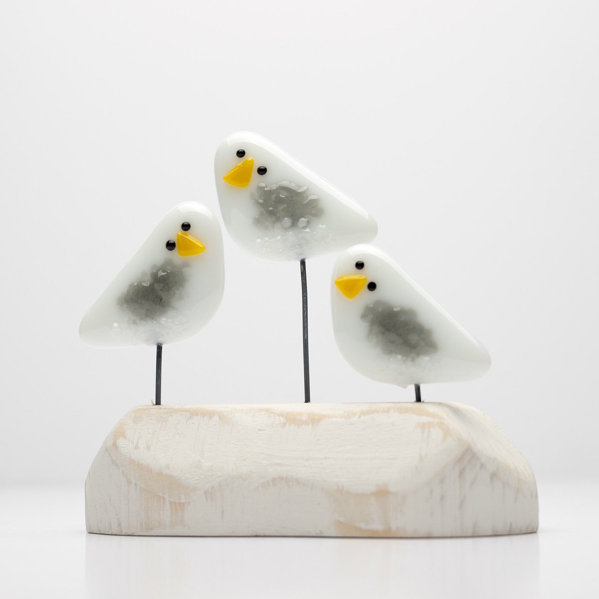 These cheeky chaps and babes aren’t afraid of the stormy weather #seagulls #seaside #holidays #smiles #memories #elevenseshour etsy.com/in-en/shop/Hel…