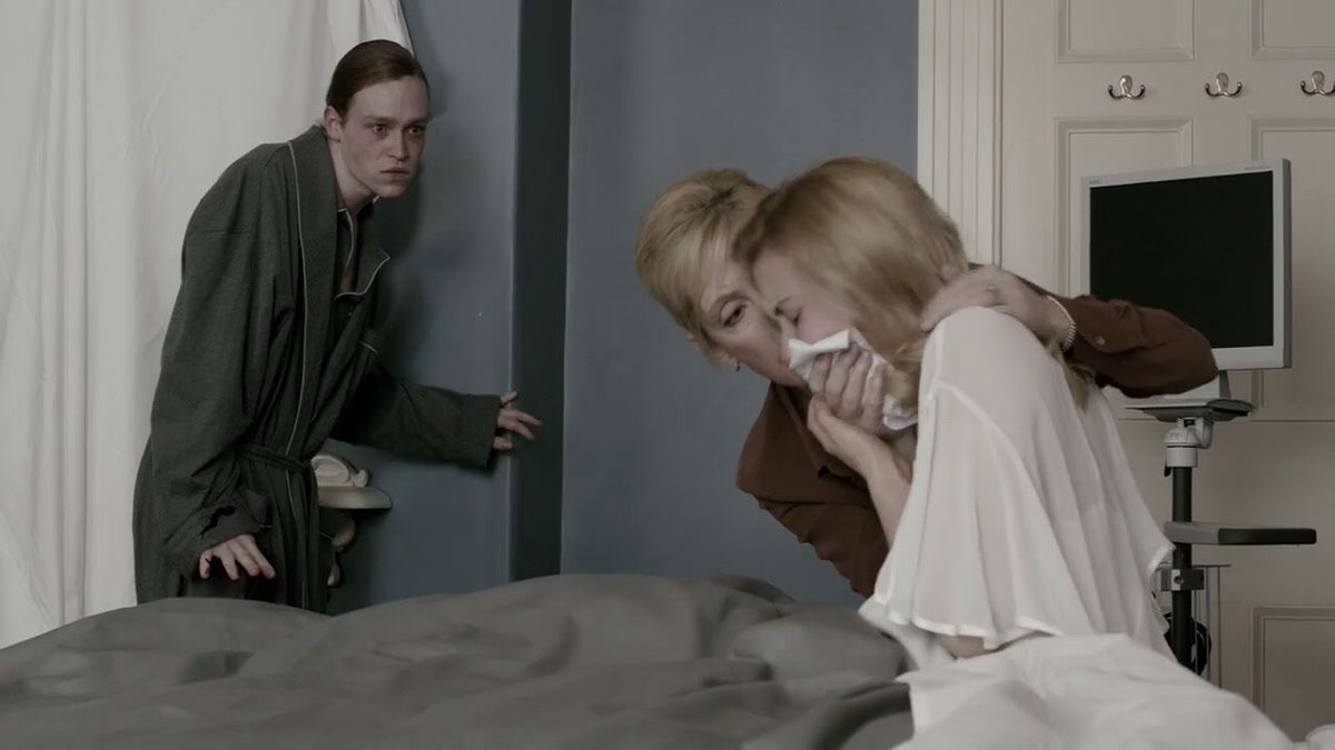 Пара в постели. Счастливая пара в красивой квартире. Матрица мемы. Молодая пара в квартире. Куэлли однажды в голливуде.