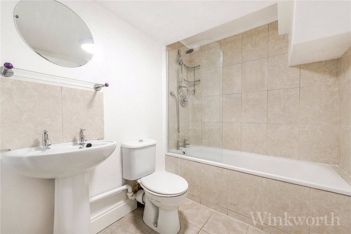 LOVELY 2 BED MAISONETTE😊🏡!!! 
Great condition, Spacious reception , Double bedrooms , Part furnished , Fantastic location !!
Contact us on 📞 02072777298

#propertyuk #winkworth #lettingsuk