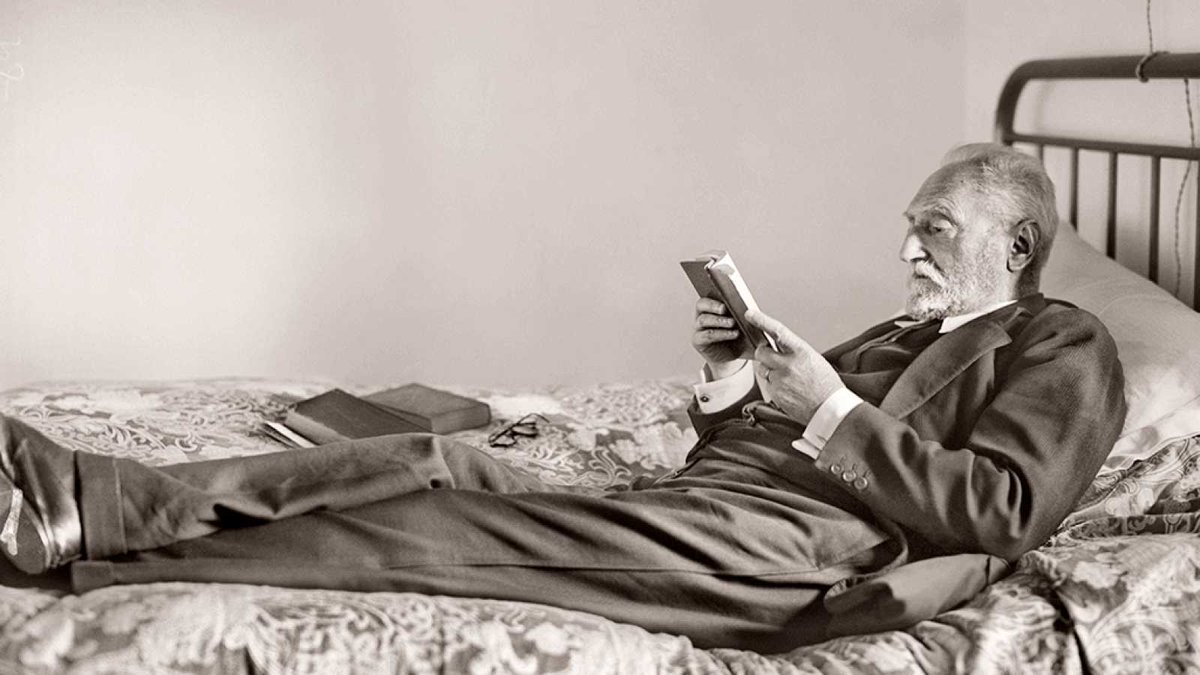 "La libertad no es un estado sino un proceso; sólo el que sabe es libre. Sólo la cultura da libertad. No proclaméis la libertad de volar, sino dad alas; no la de pensar, sino dad pensamientos. La libertad que hay que dar al pueblo es la cultura".
Miguel de Unamuno