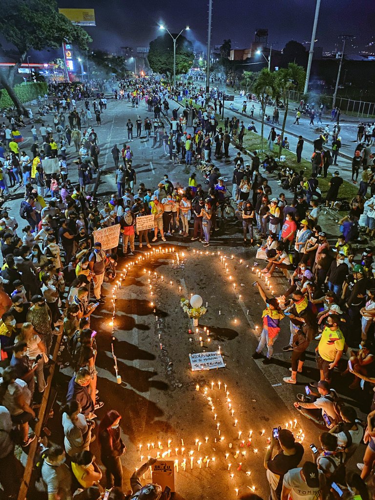 hanzurbina's tweet photo. Esto es la verdadera Latinoamérica.
Pelear por tus derechos, morir en las calles en manos de aquellos que deberían protegerte, pasar hambre, sed, salir y no volver vivo a tu casa.

Hoy todos estamos contigo Colombia. 🇨🇴

#ColombiaEnAlertaRoja #SOSCali #SOSColombia https://t.co/sPHqvB8YeT