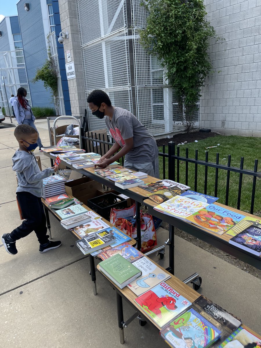 Friday @ToBeWellFed1's @DealVikings 6th grader Luther participated in Joyful Market, providing groceries, and an amazing selection of books from @BOOKGUILDDC for homeless and at-risk @FriendshipPCS Southeast Academy students! We are excited to feed bellies and brains! @dcpcsb