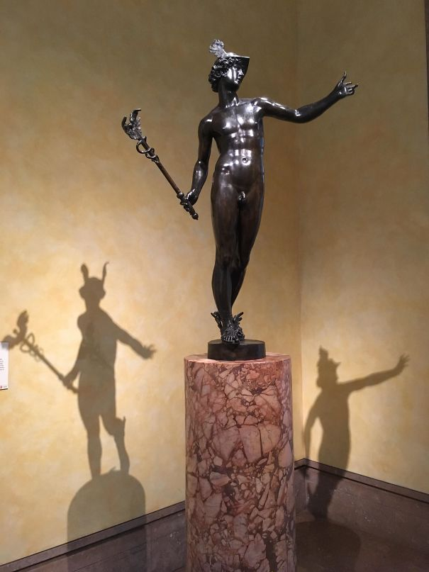 La estatua de Hermes y sus dos sombras.