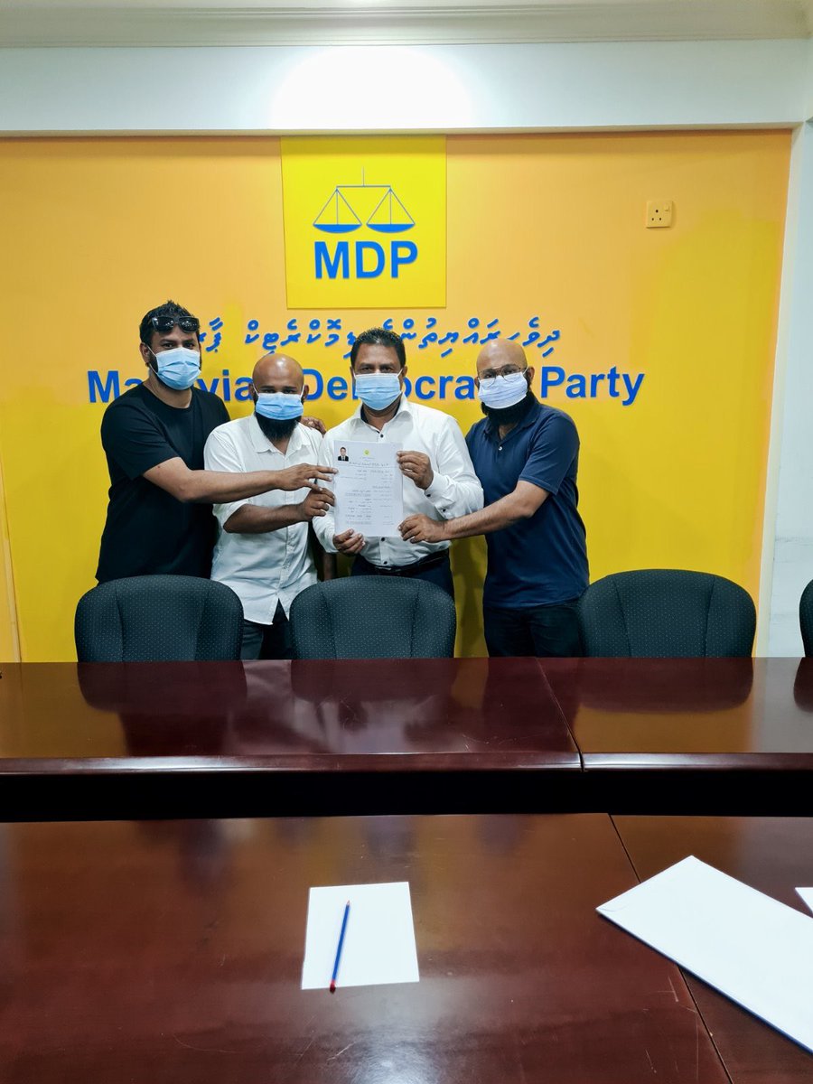 TeamMyfoona's tweet image. މާތް ﷲ ގެ ވާގިފުޅާއެކު އެމް.ޑީ.ޕީ ގައުމީ މަޖިލިސް އިންތިހާބުގައި ގައްދޫ ވާދޫ ދާއިރާގެ ރައީސް ކަމަށް ވާދަކުރުމަށް ދާއިރާގެ މެންބަރުންގެ ތާޢީދާއެކު އަޅުގަނޑު ކުރިމަތިލާން މިއަދު ފޯމް ހުށަހަޅައިފިން.