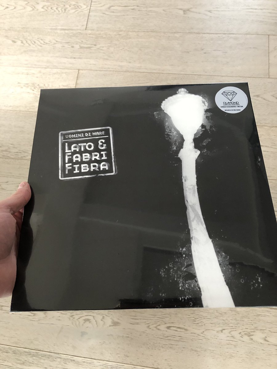 LucaMich23's tweet photo. Lato e @FabriFibra per la prima volta su vinile. Sono passati credo vent’anni da quel cd che girava in macchina assieme a Teste Mobili dynamite mixtape. Che ricordi. @TheSaifamGroup #hiphopitaliano #fabrifibra #uominidimare #testemobili https://t.co/pjtybN7yM1