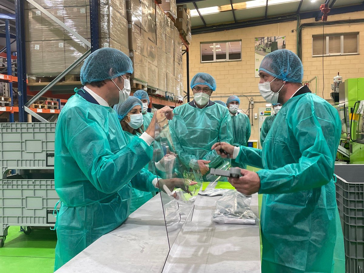 SoltraGroup's tweet photo. Ayer asistimos a la visita realizada por el consejero de Fomento, Juan Carlos Suarez-Quiñones a las instalaciones de #Imatec
Desde Agosto de 2020 trabajan en el proyecto #MascarillasClinic con la fabricación de Mascarillas Quirúrgicas II R.
La logística la realiza #SOLTRA https://t.co/DCxpWfyZgh