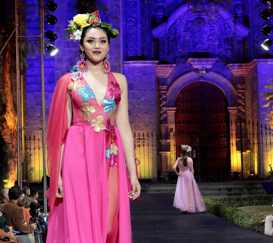 JennyDuartePeru's tweet photo. Perlas, cristales y colores atrevidos, colección floreciente, para una mujer fuerte, segura, alegre, equilibrada y elegante que se inspira en la naturaleza 🌺🌿💚#JennyDuarteCouture #JennyDuarte #vestidosoñado #Arequipa #coutureembroidery #diseño #vestidosarequipa #vestidoslima https://t.co/7SQZNDT6Lf