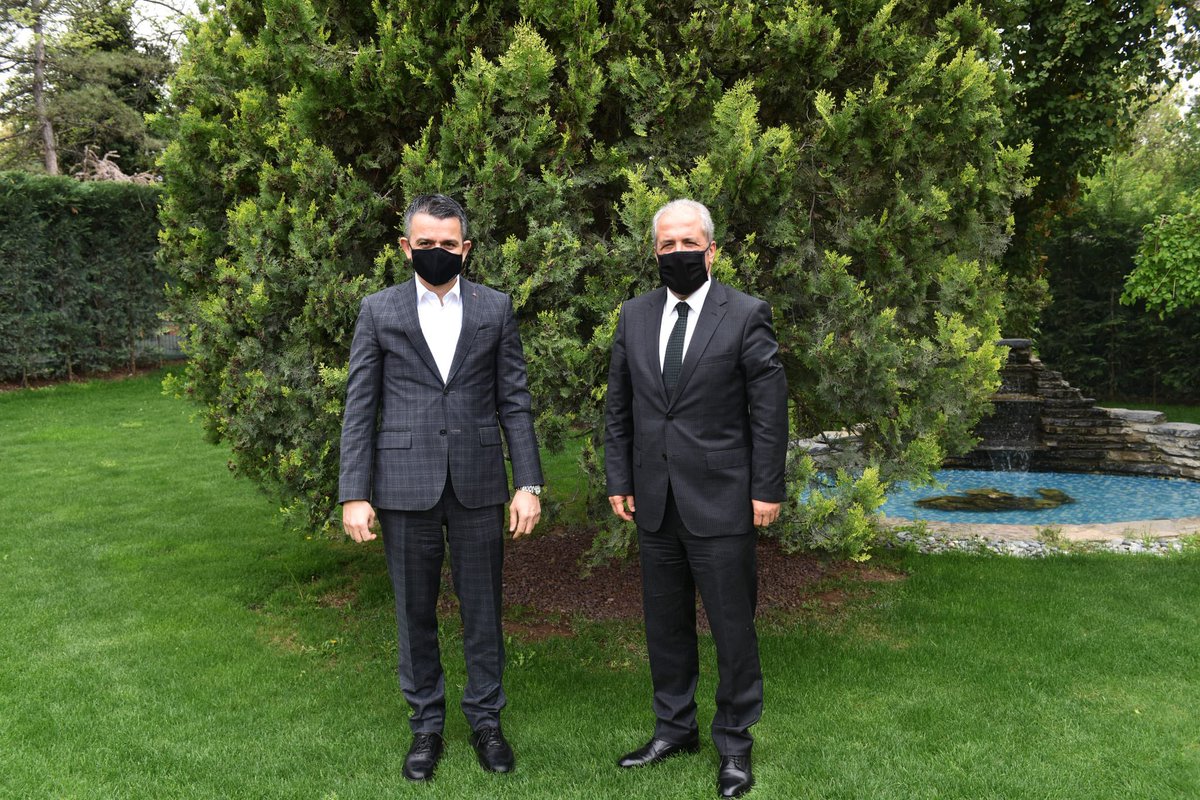 Tarım ve Orman Bakanımız <a href="/bekirpakdemirli/">Dr. Bekir Pakdemirli</a> ile faydalı bir sohbet oldu.

Kapanmanın yol açtığı yaş sebze üreticilerinin yaşadığı zorluklar gibi sorunları konuştuk. Bu konuda hazırlıkları var.

Ayrıca Gaziantep’teki sulama projelerine kaynak sözü aldık.

Teşekkürler👐