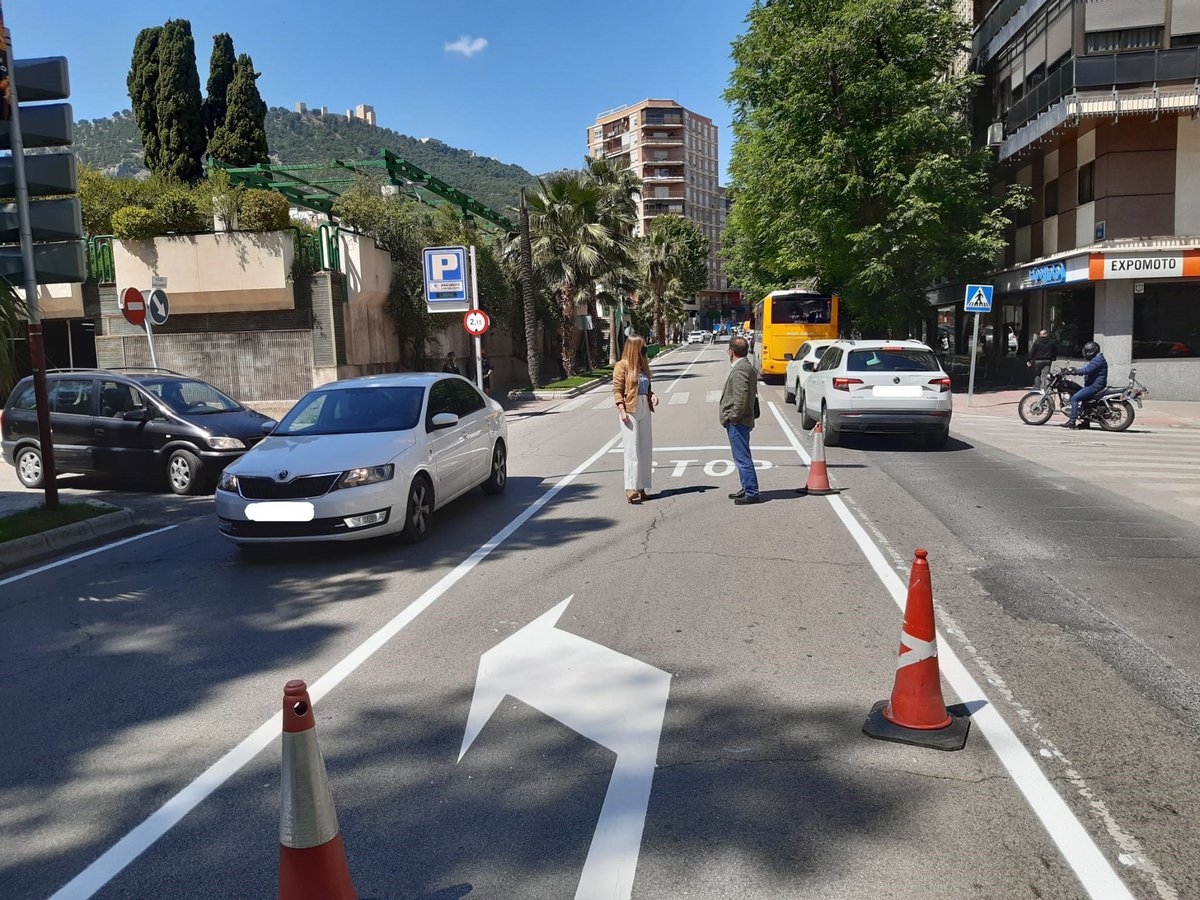 plazaestef's tweet photo. 📣| A partir de hoy es posible acceder al aparcamiento de La Victoria desde avenida de Madrid, al habilitarse el giro a la izquierda en la calle Baeza, a la altura de la entrada del parking.

👮‍♀️👮| Damos las gracias al Equipo de Señalización de la @local_jaen por sus trabajos. https://t.co/yse1Rx8NVp